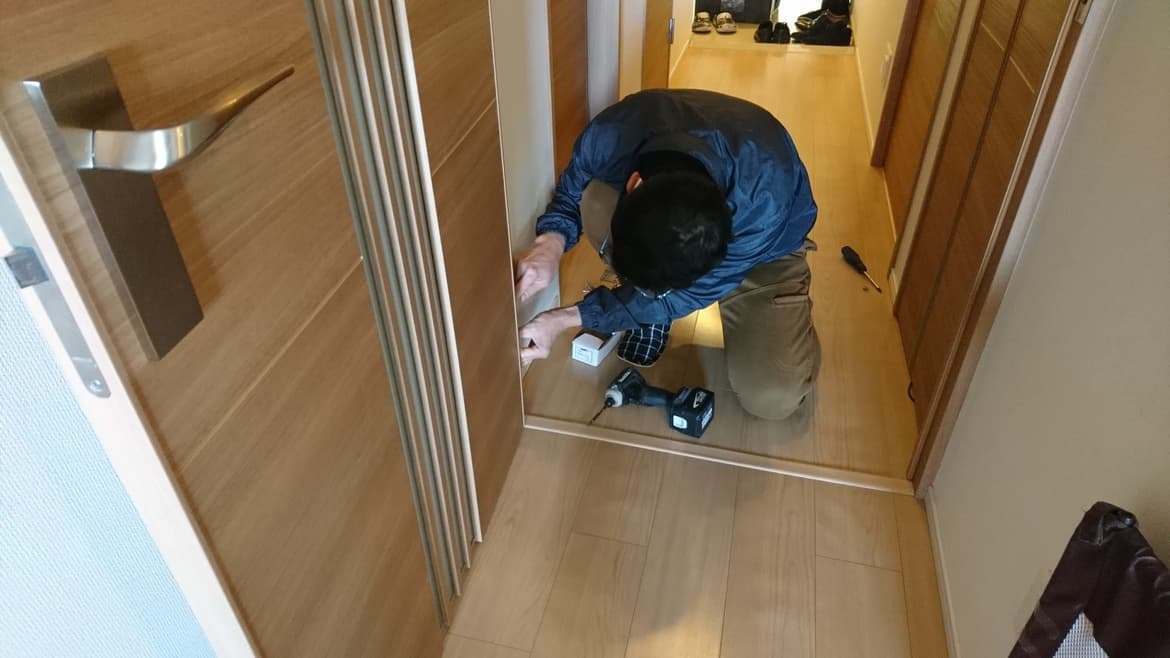 開き戸の建付け調整 | 常滑市の建具修理なら藤井建具店