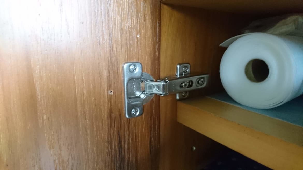 家具蝶番の交換 | 常滑市の建具修理なら藤井建具店